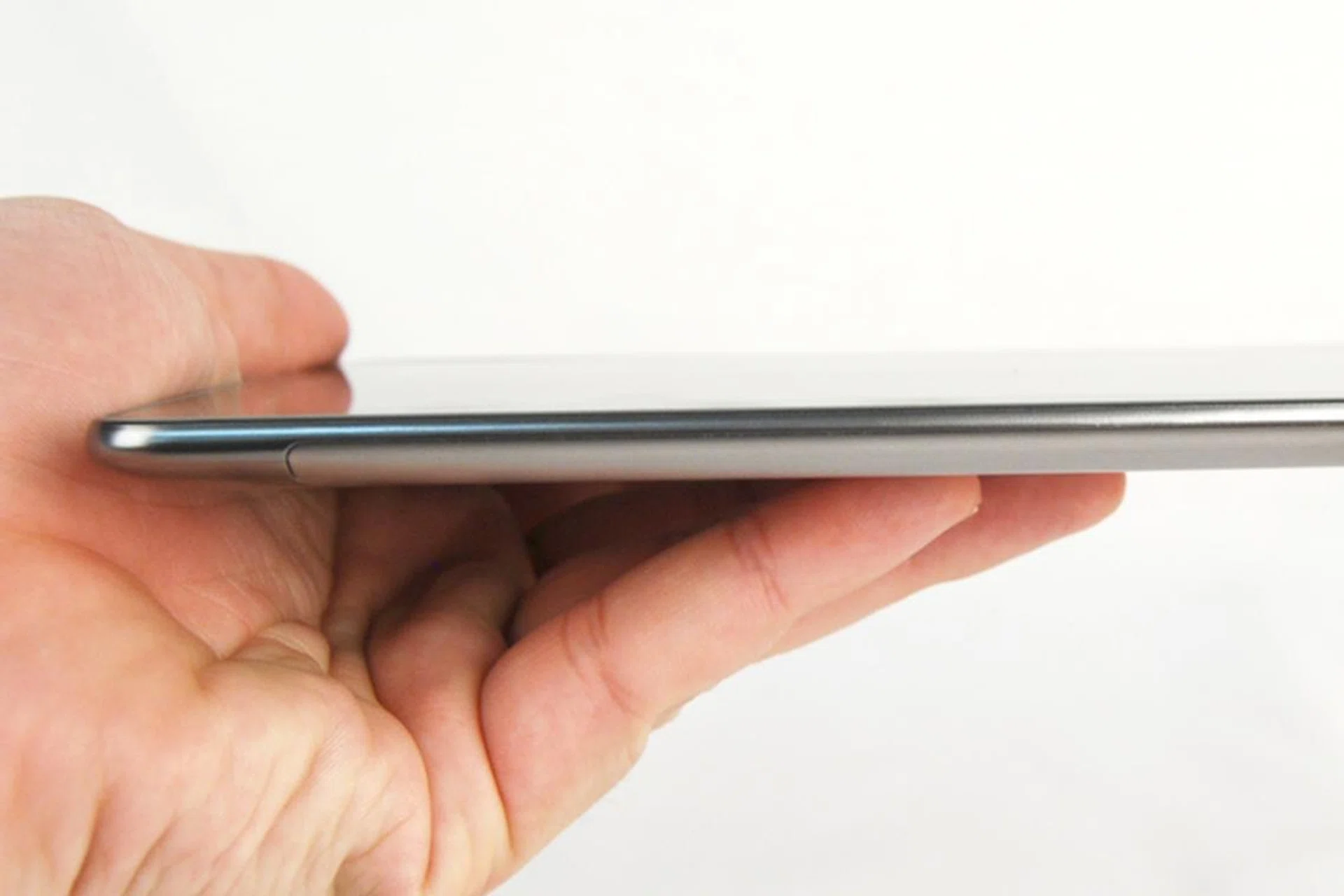 At 7.89mm, the thin profile on the Galaxy Tab 7.7 makes it easy to handle.