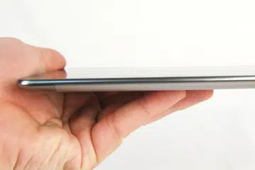 At 7.89mm, the thin profile on the Galaxy Tab 7.7 makes it easy to handle.