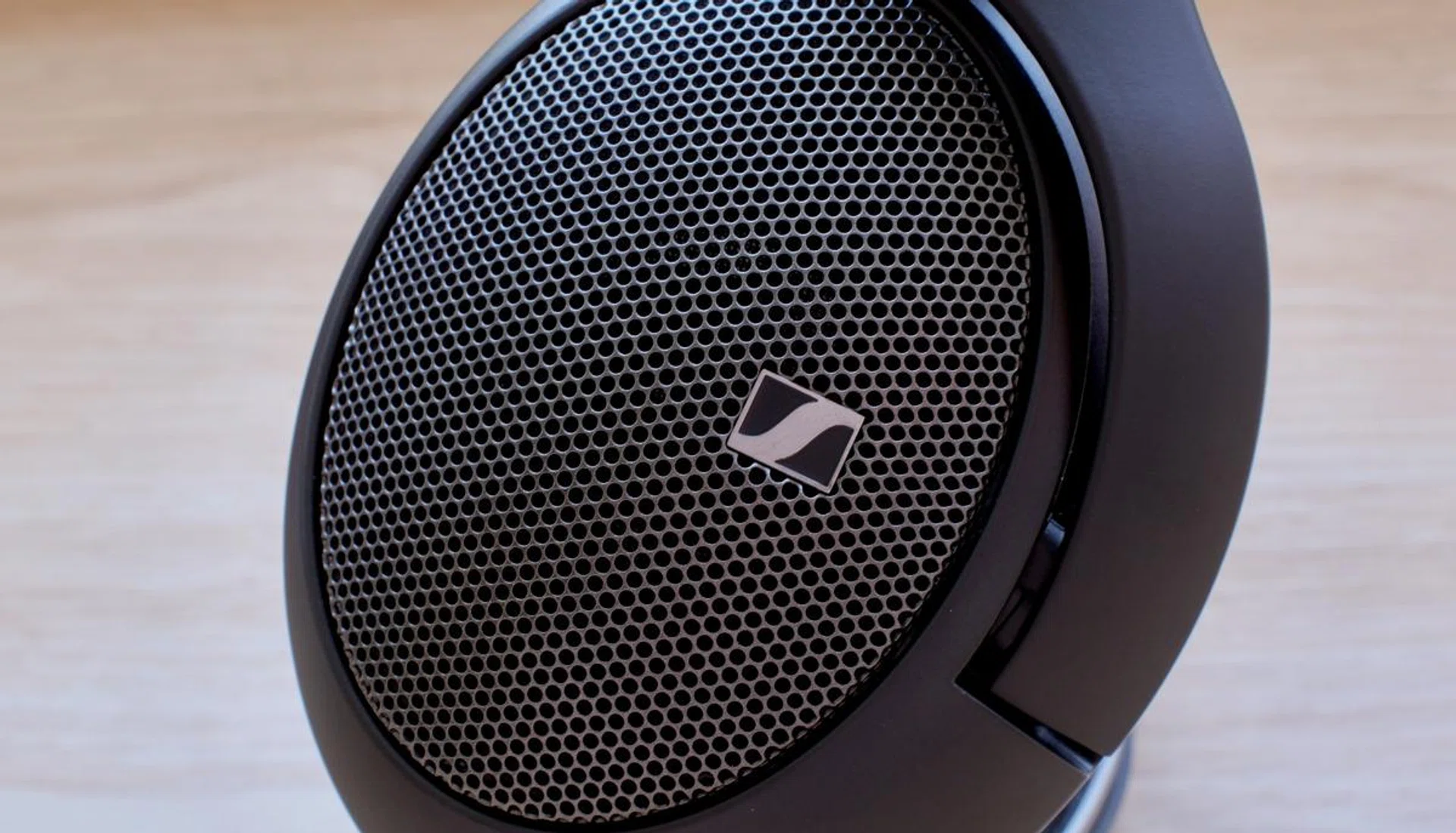 The grille is very open, which helps give the HD 550 a very open sound. Photo: HWZ