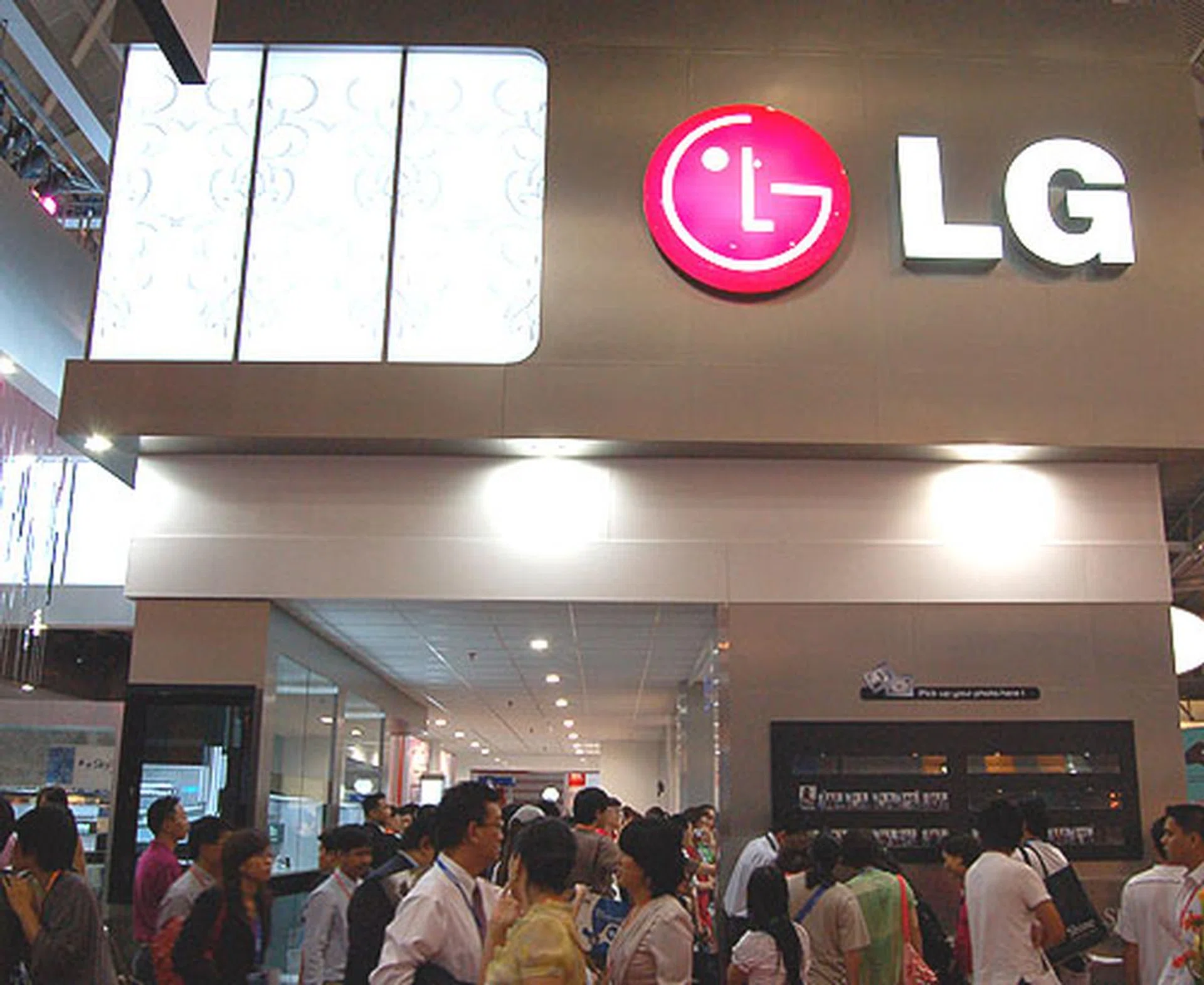  Probably one of the more extravagant and glamorous booths at this year's CommunicAsia, LG is out in full force to tout its Shine series of mobile phones, with breakdancing performances and classy models. Not to mention the phone giveaways during the shows held at regular intervals.  
