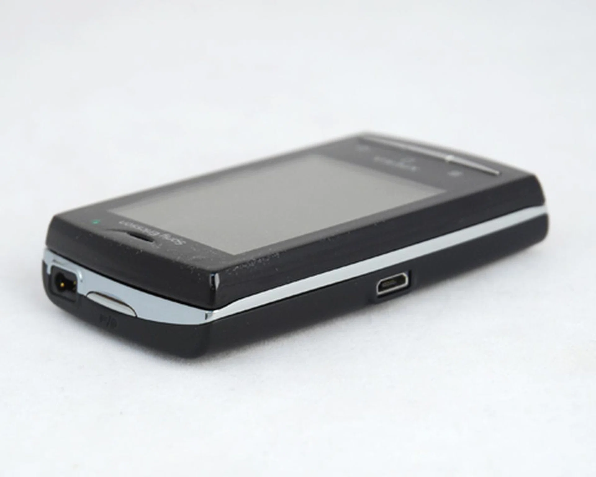 We preferred the X10 mini pro for its easy access to the Micro-USB port at the side, and the 3.5mm audio jack at the top.