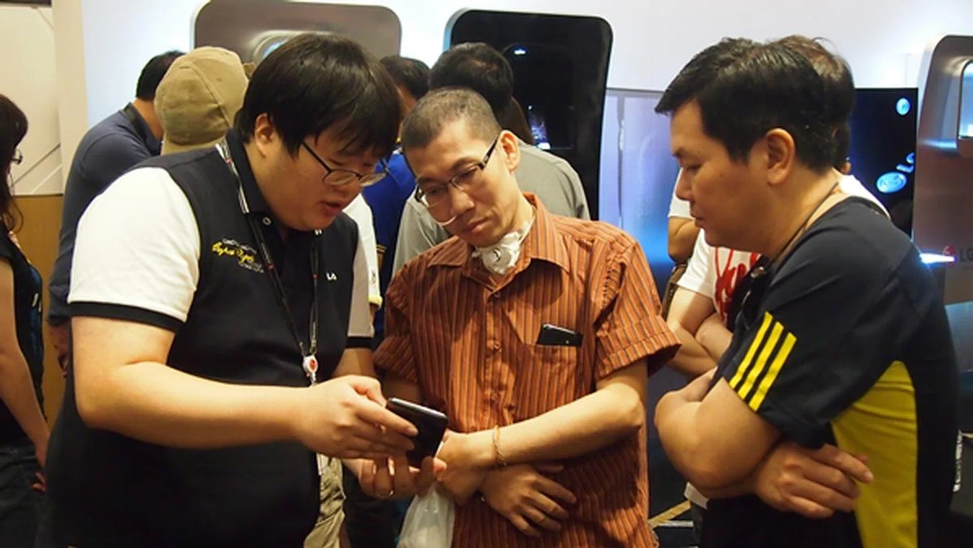 Here's Mr. Bang Youn from LG explaining the key features of the G Flex to two attendees.
