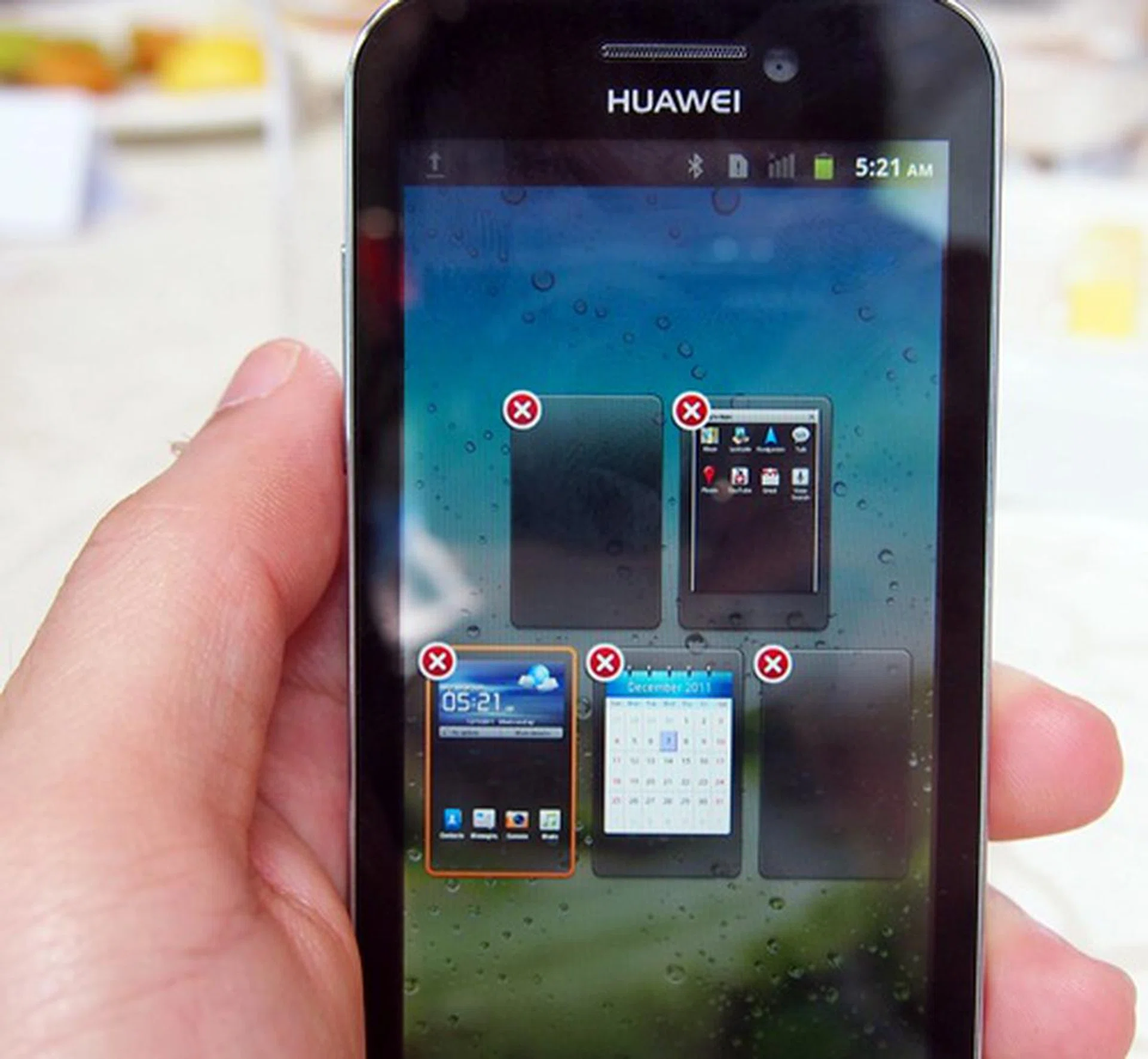 You can remove but not add more than five home screen panels on the Huawei Honor. On this aspect, it is slightly inferior to HTC Sense 3.5 and Samsung TouchWiz UI which offer up to a maximum of 7 home screen panels.