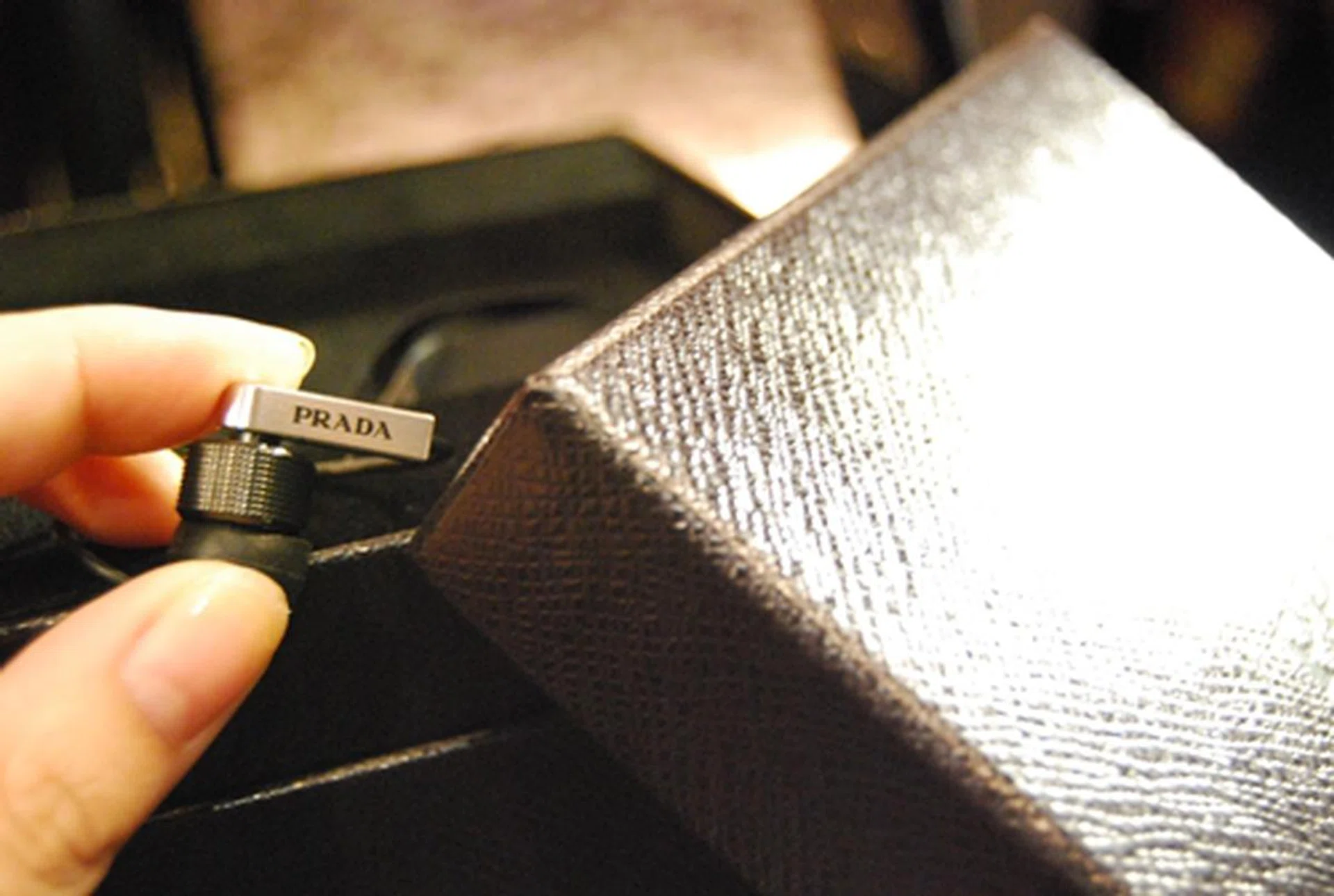 The phone comes in a nicely designed Prada black box alongside with a pair of chic earphones with the brand's name inscribed on it.