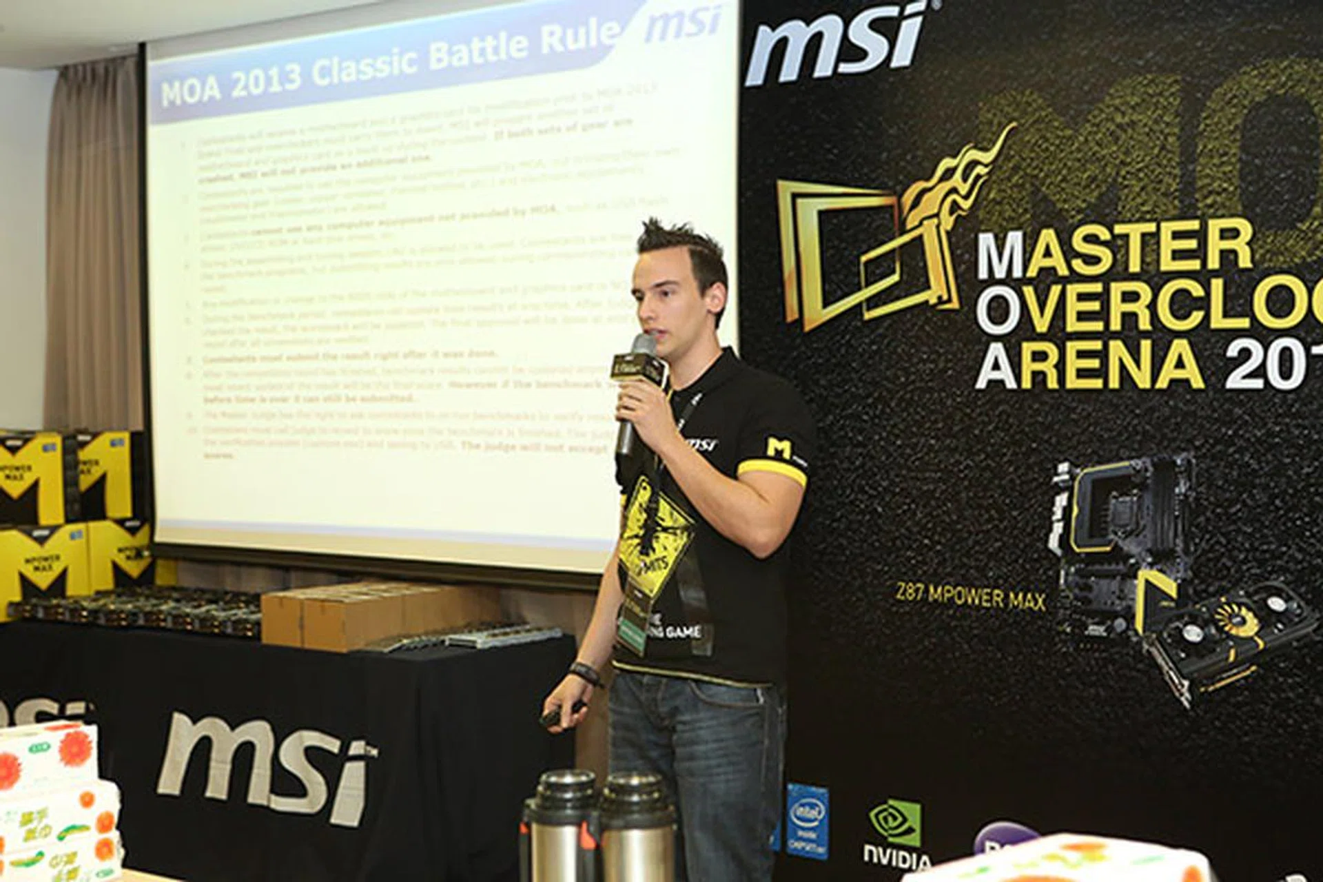 Master Judge Roman "der8auer" Hartung explained the mechanics for the Classic Battle while the participants were setting their systems up.