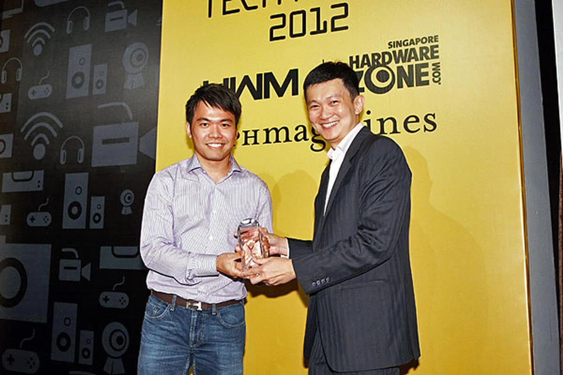 Here's Mr. Melvin Chua, Country Manager (Singapore) for HTC, receiving the Editor's Choice award for Best Value Smartphone.