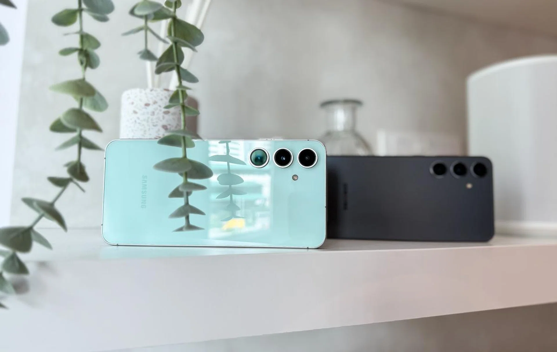 Samsung Galaxy S24 FE in the front, Galaxy S24+ in the back. Photo: HWZ.