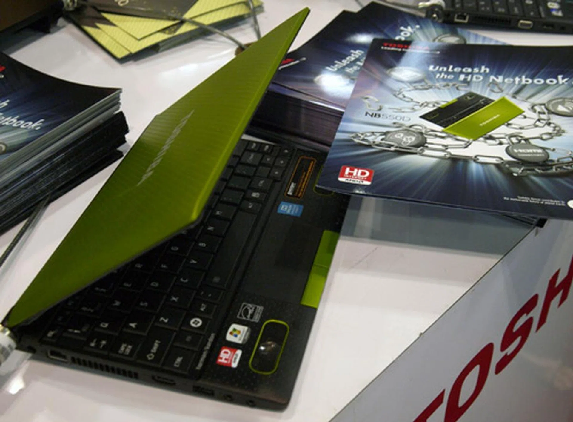 Spruced up with a bevy colors is Toshiba's latest NB520. Shown here in lime green, the netbook is going for $569 although you can top up another 30 bucks to grab the promotional DVD drive.