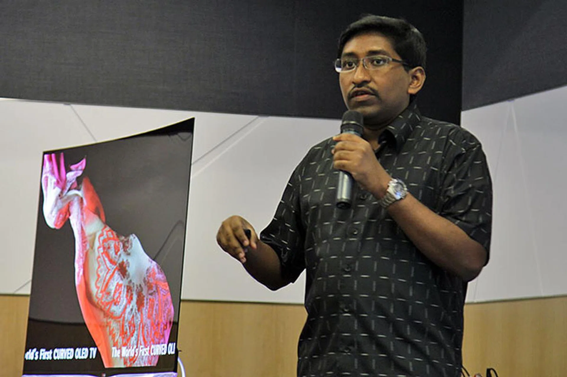 Here's HardwareZone.com editor Vijay Anand addressing the attendees. You can see the LG 55EA9800 curved OLED TV on his right.
