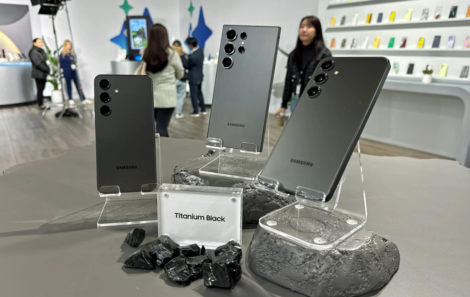 Samsung Galaxy S24 series in Black colourways.