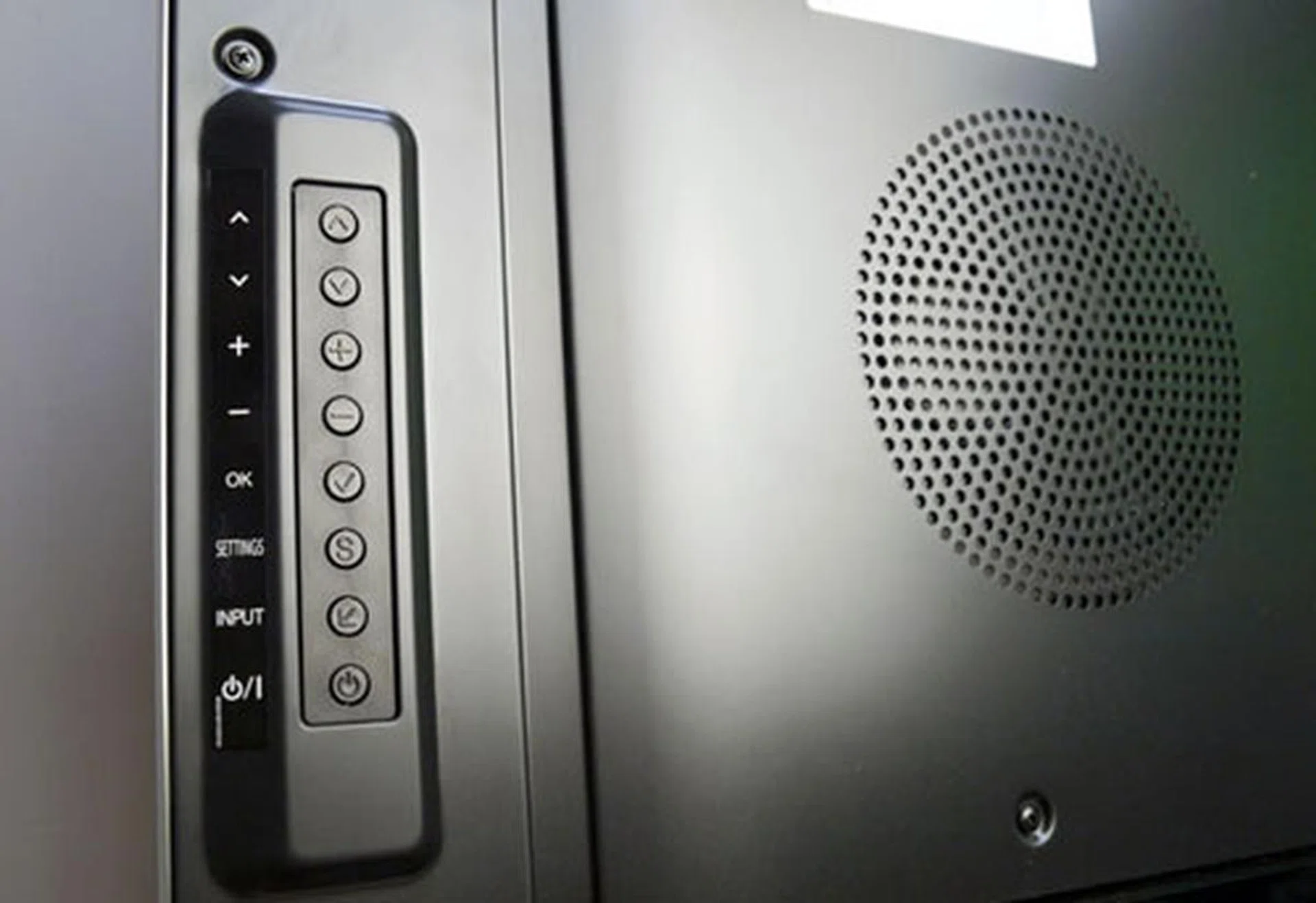 We find it odd that LG decided to use hardware buttons for their flagship LM9600 instead of touch controls. Then again, it won't be easy trying to incorporate touch-buttons on the skinny bezel.