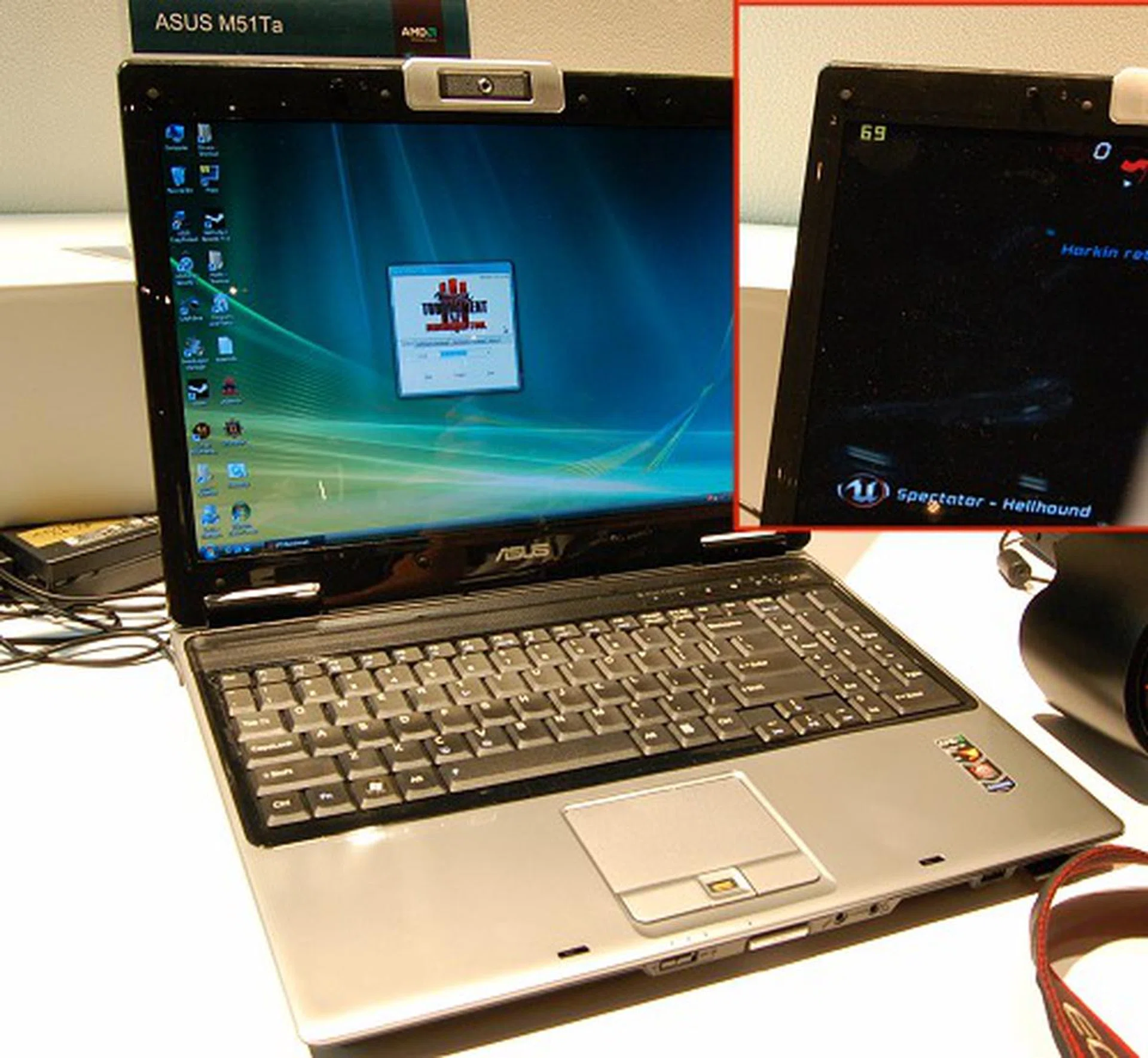 And this is the ASUS M51Ta, which is also a Puma platform notebook with the same Turion X2 Ultra processor, AMD M780G chipset, but the difference is that this model comes with a discrete mobile Radeon HD 3450 graphics and is running in tandem with the M780G's IGP in Hybrid CrossFire mode. As seen in the inset, the notebook averages past 60FPS and in very taxing segments, it dips to the 40s range, which is still twice as fast as just relying on the IGP alone.