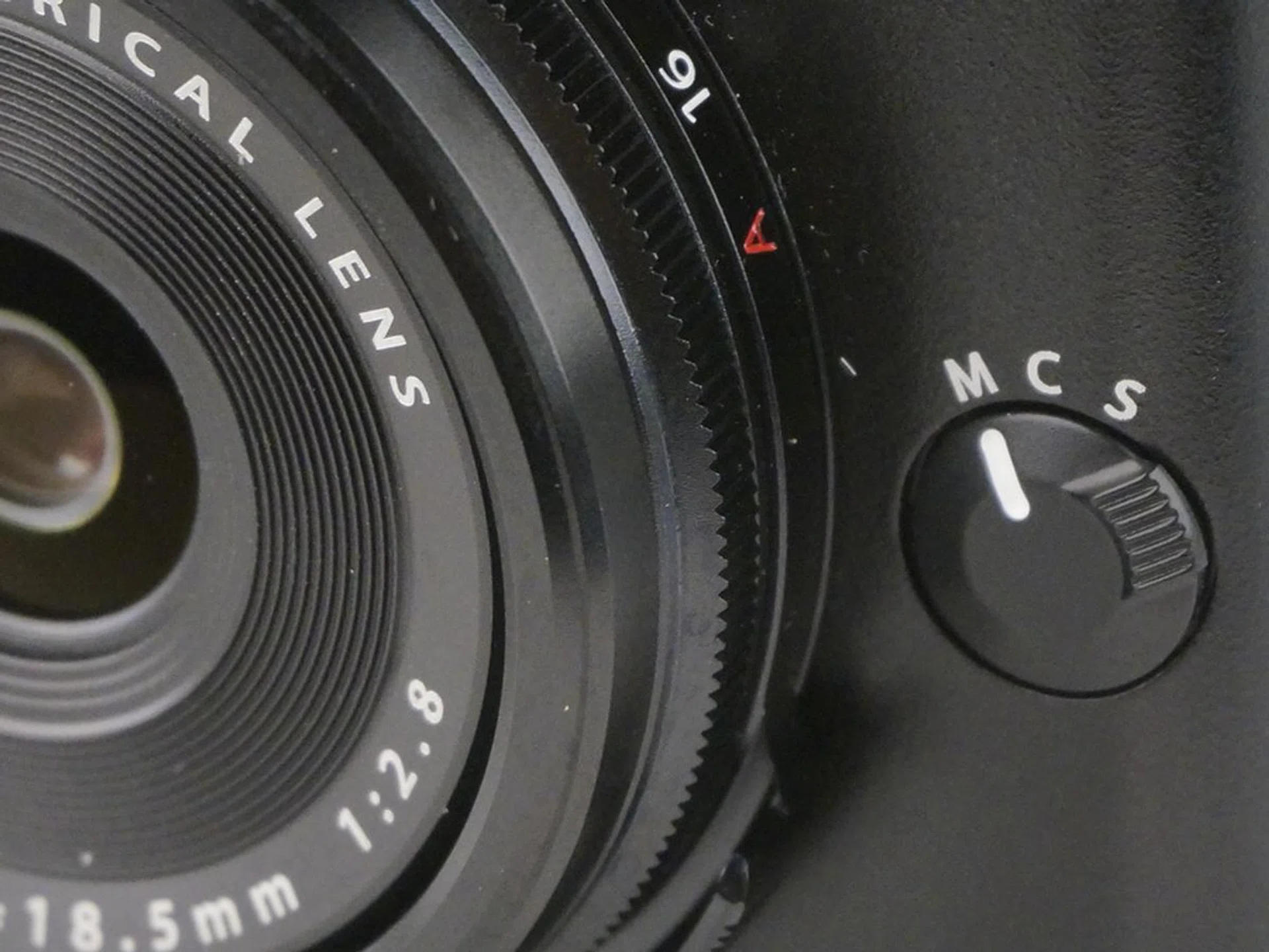 All the controls are like what you'd find on the X-T10, even the dial to switch between focus modes.