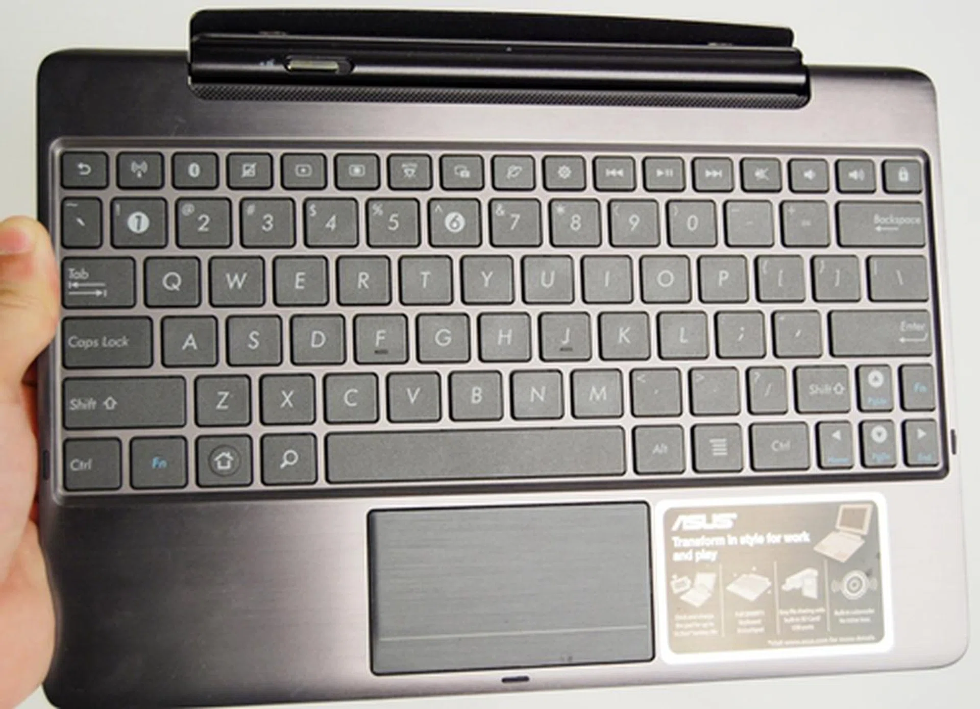 We found the keyboard docking station to be relatively easy to carry around. Weighing at 537g, it is about 50g lighter than the Transformer Prime tablet. When combined with the Transformer Prime, the entire package weighs 1.123kg which is reasonable for a light notebook.
