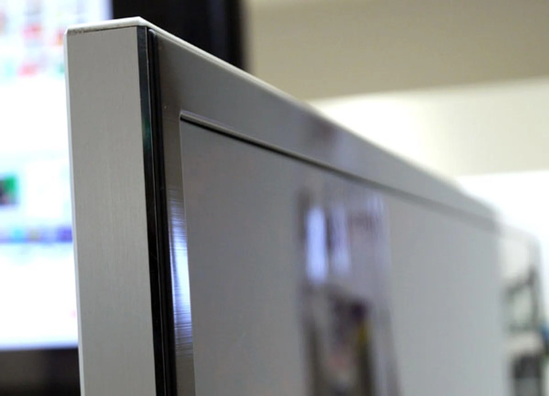A full TV frame is required to support the hefty 84-inch panel, according to LG. This explains why it doesn't feature the "single glass sheet" design like the smaller LM9600. Here's a glimpse of the bezel's gunmetal finishing, framed by a metallic housing.