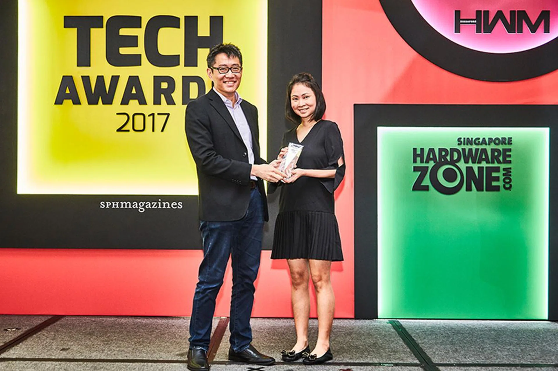 Sony is a big winner with 7 awards. On the electronics front, it's the winner of the Editor's Choice award Best Noise Canceling Headphones, and Readers' Choice for Best Home Theater Projector Brand. The company's Backlight Master Drive TV tech also garners an Innovation Award. Accepting the trophy here is Ms. Jacqueline Lim, Head of Imaging and Personal Entertainment, Marketing Division, Sony Singapore.