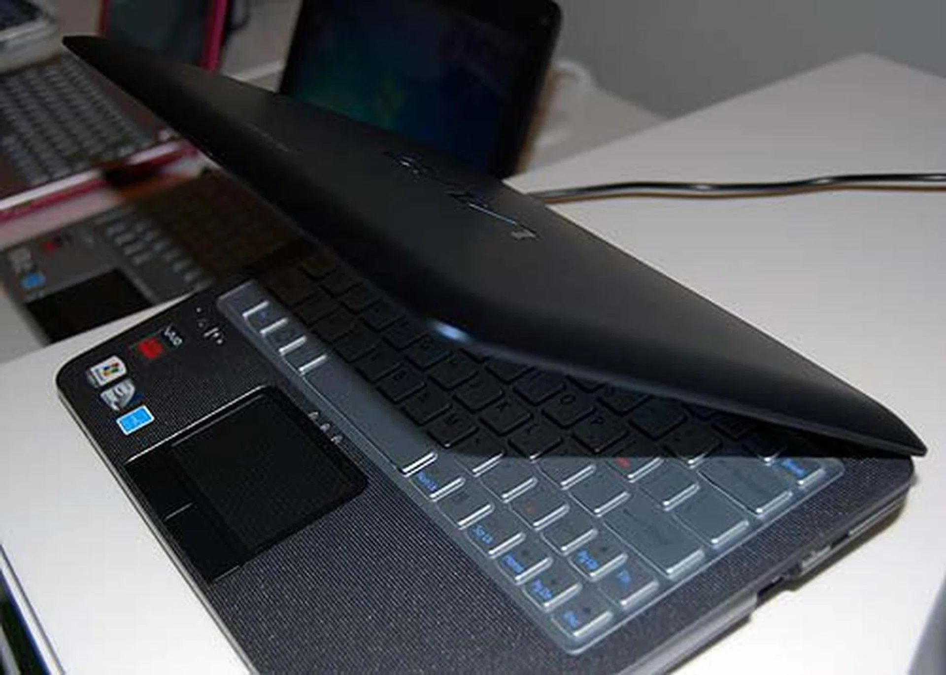 The Sony VAIO W netbooks have gotten a platform upgrade and will join the ranks of notebooks sporting the new Intel Atom N450 (Pineview). Some models will even come packed with a WWAN module. There are now four colors to choose from, and there's also a green eco-friendly model. Prices will range from S$899 to S$1099.