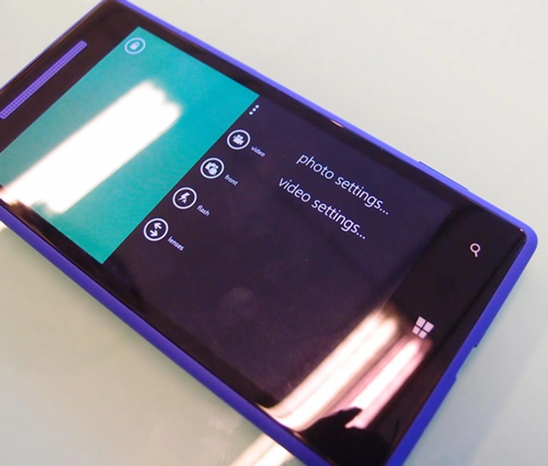 The dedicated camera button on the phone's right profile makes it extremely easy to take photos. Clicking on the button leads to a screen that allows you to easily switch between the rear and front cameras.