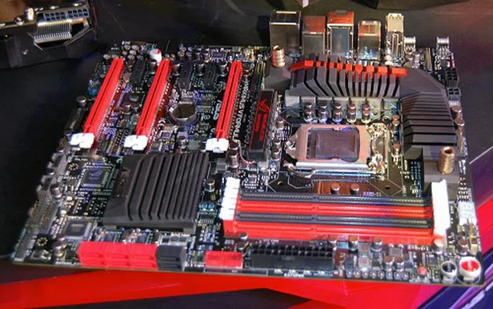 The Intel Z77 chipset based ASUS Maximus V Formula has all the hallmarks of the ROG branding and then some.