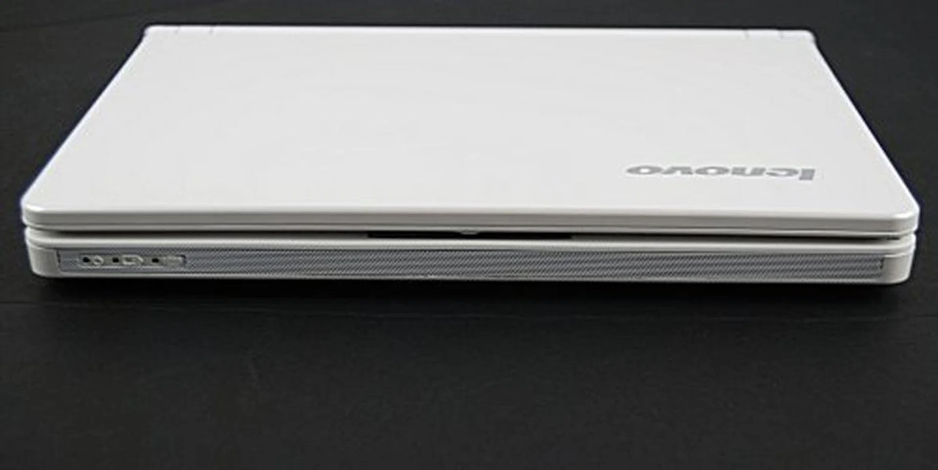 The front panel plays hosts to the speakers and the indicator lights.