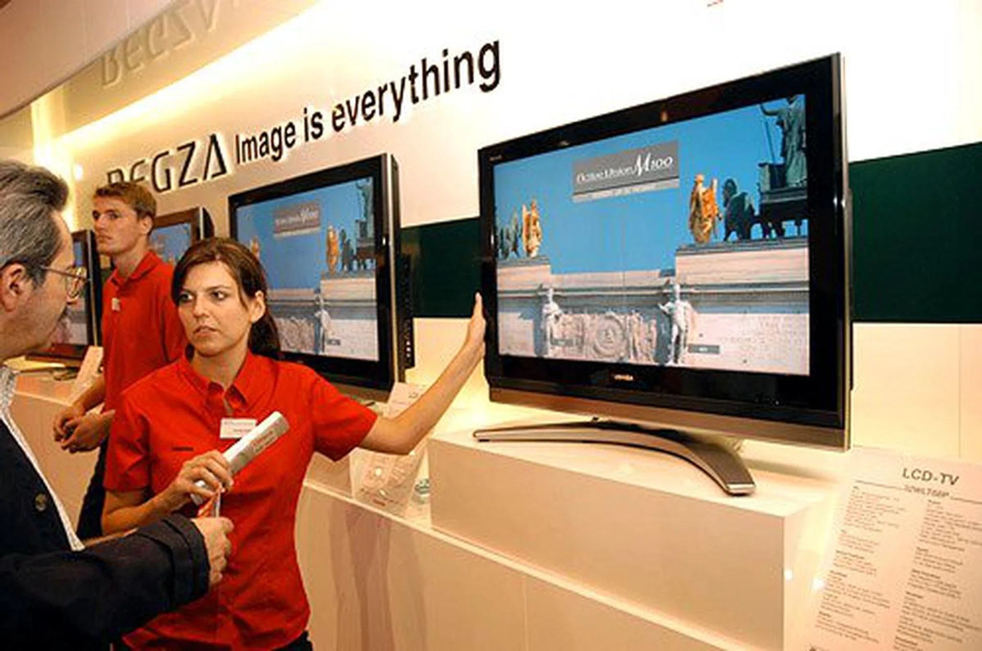 For its REGZA TVs, Toshiba showcased its new WLT68 series, which follows on the popular WLT66 series launched earlier this year. Featuring three models - 32", 37" and 42" - these 1366 x 768 resolution models are one of the first 100Hertz HD LCD TVs in the world. The company is also the first to market with no fewer than THREE HDMI inputs (2 rear inputs, 1 side input). Based on Toshiba's Active Vision M100 technology, the WLT68 series creates a smoother motion on screen as the input signal is scanned 100 times a second versus conventional LCD TVs which are mainly based on 50Hz.