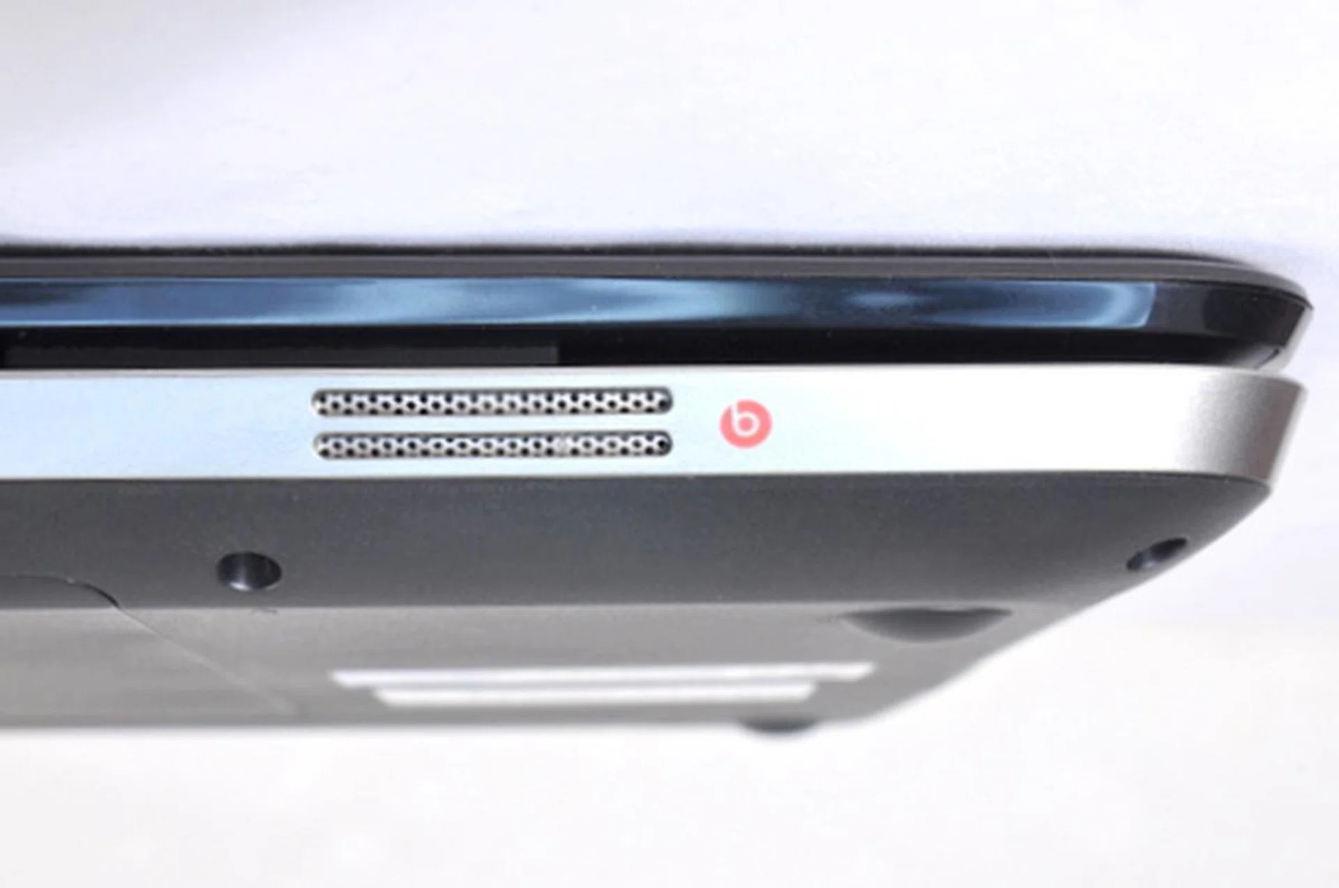 The notebook has “Beats” branded tweeters for a better sound experience, just what the doctor (Dr. Dre) ordered.