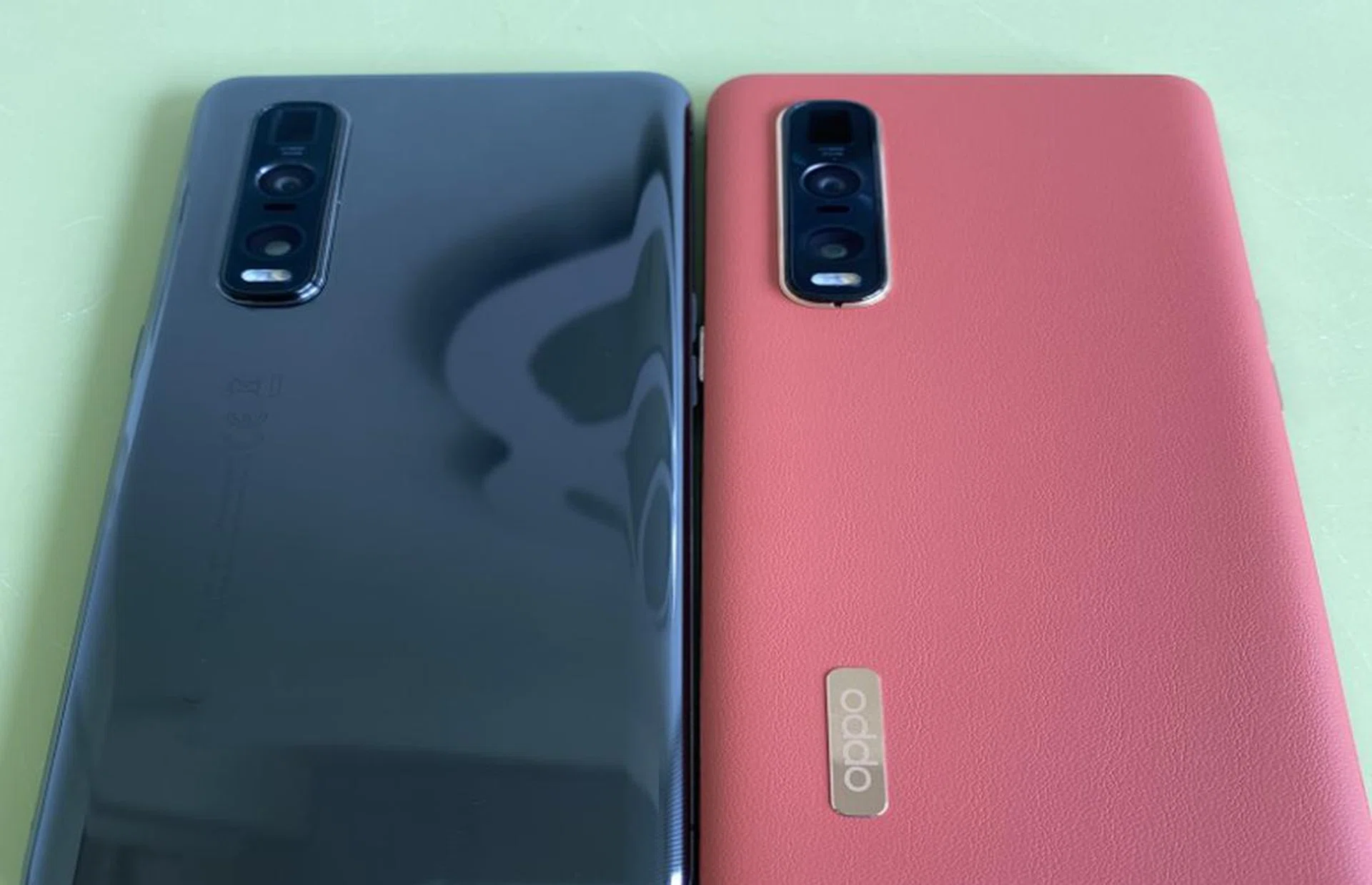 Side-by-side comparison of the Ceramic and Vegan Leather colours of the Oppo Find X2 Pro, taken from our First Looks opportunity.