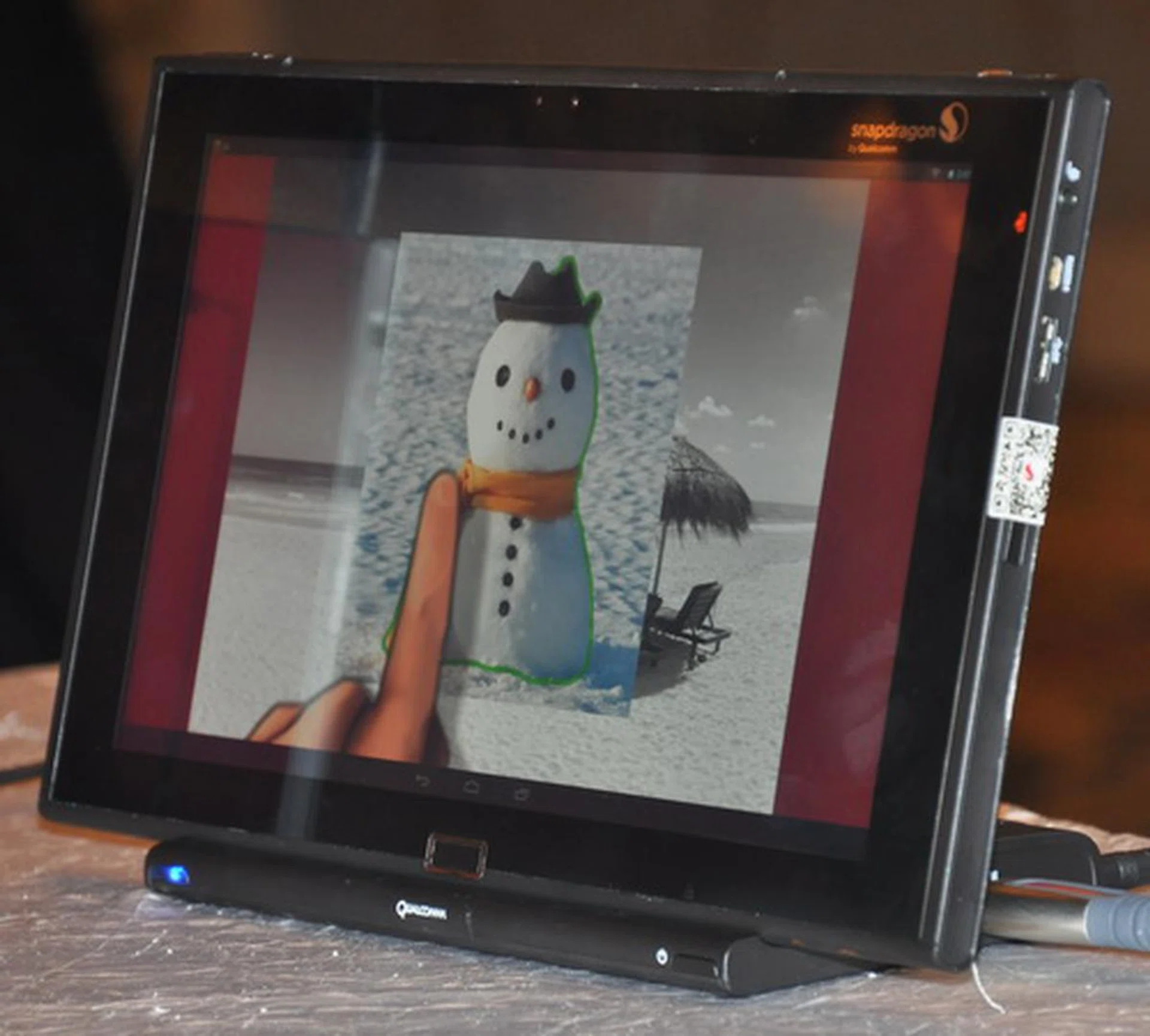 Devices that are powered by Snapdragon 800 series processors come with built-in image editor that can be maneuvered by means of finger gestures.