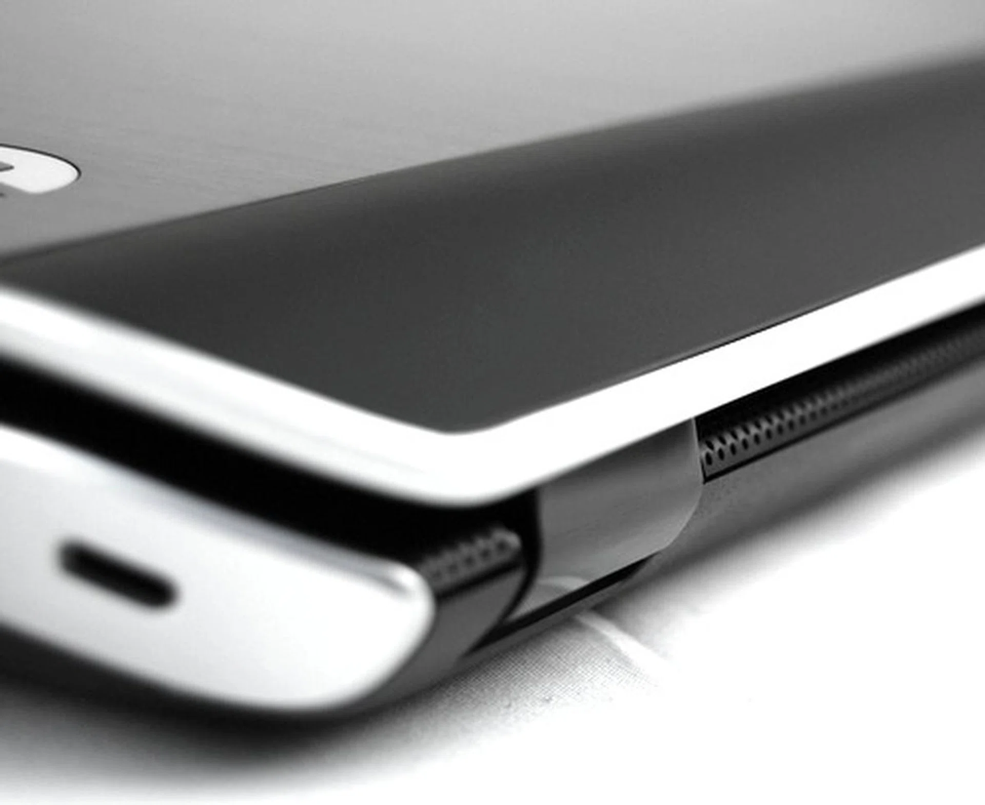 The hinge may be plastic, but it's tight, and keeps the lid firmly closed when handling the notebook about.
