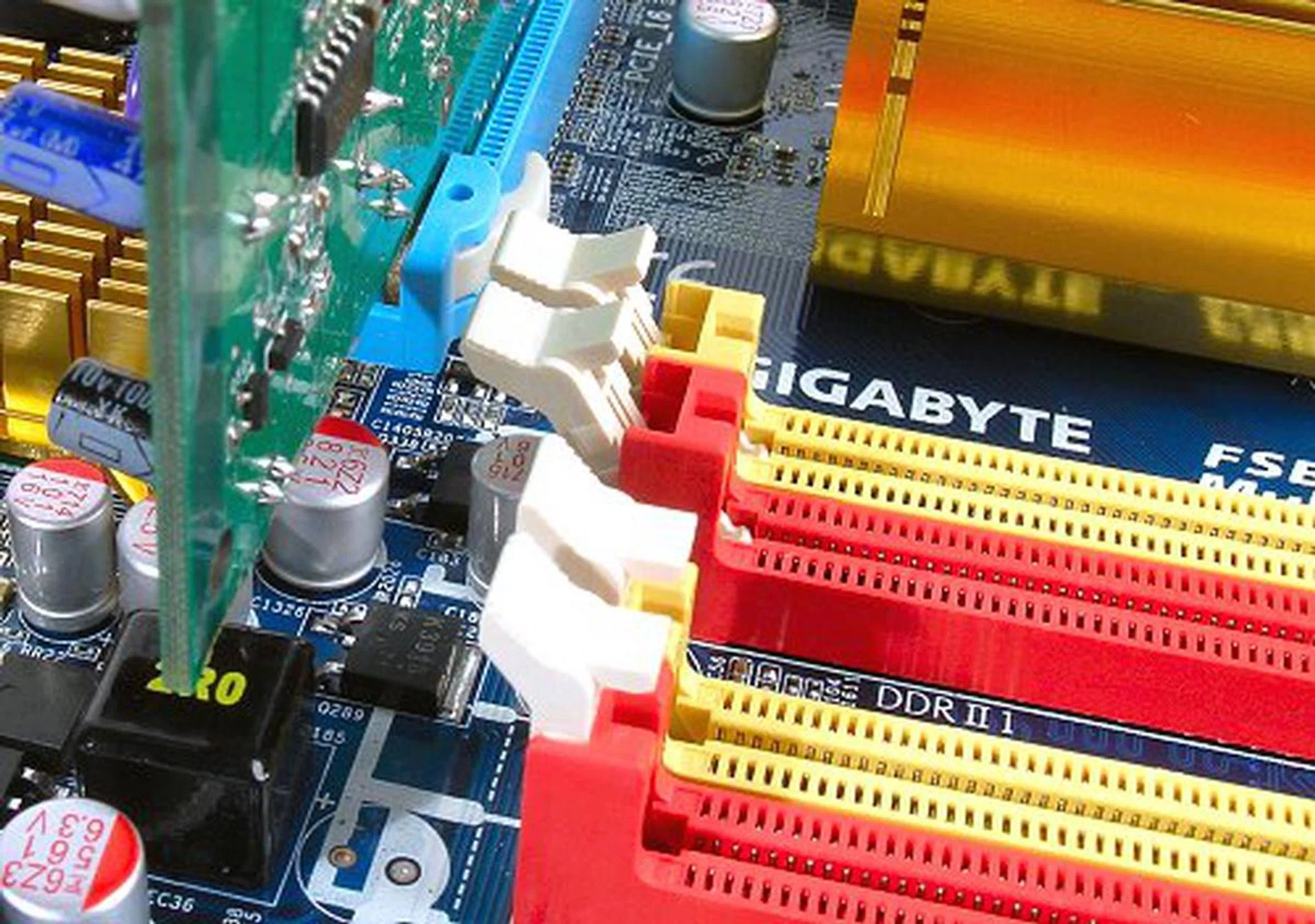 Plenty of space between DIMM slots and GPU.