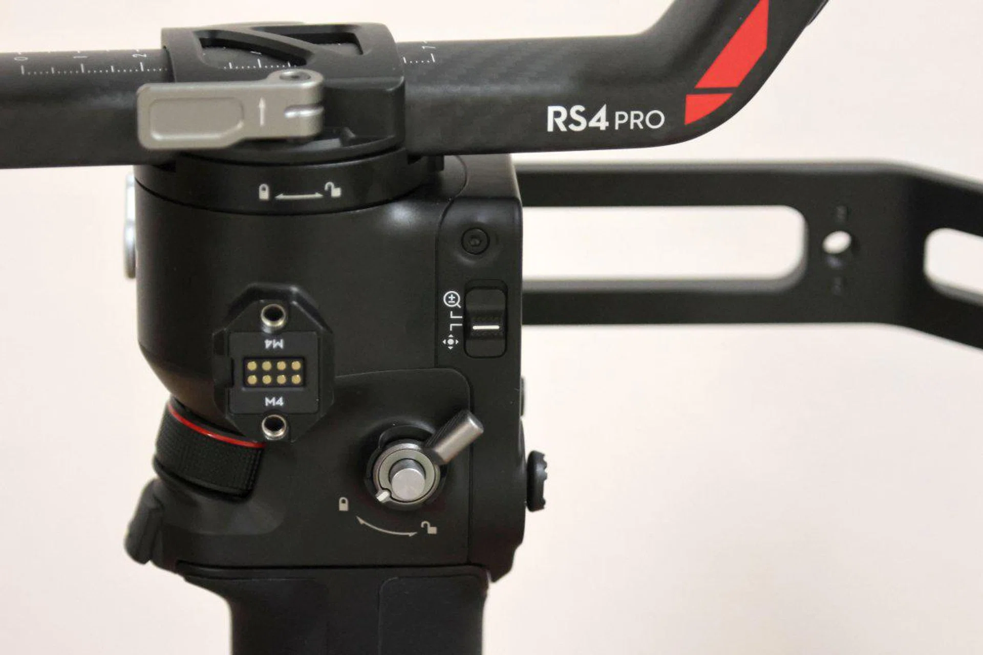 In zoom control, the gimbal will maintain the horizon of the camera. As its name implies, joystick control means you can adjust the direction of the gimbal using the joystick.