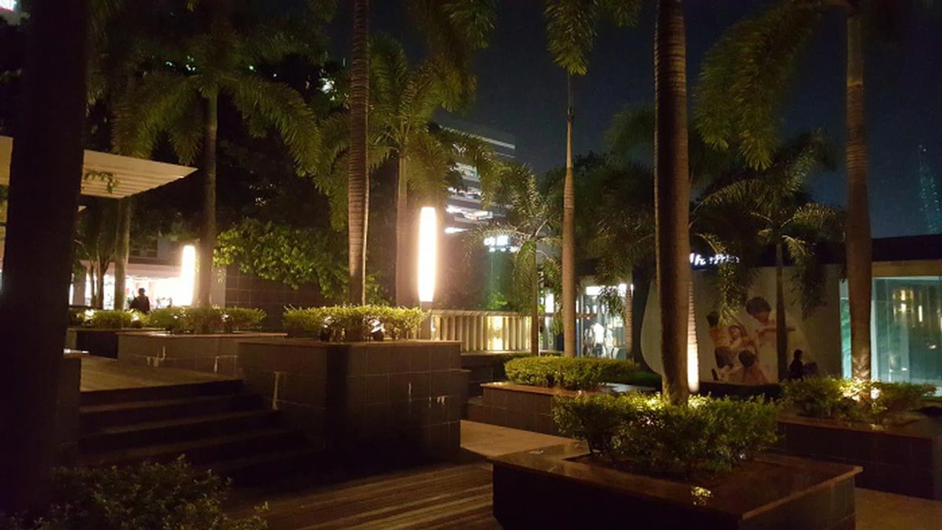 Samsung Galaxy S6, low light shot taken with auto mode. <br> f/1.9 at 4.3mm, 1/10 sec, ISO 1000.