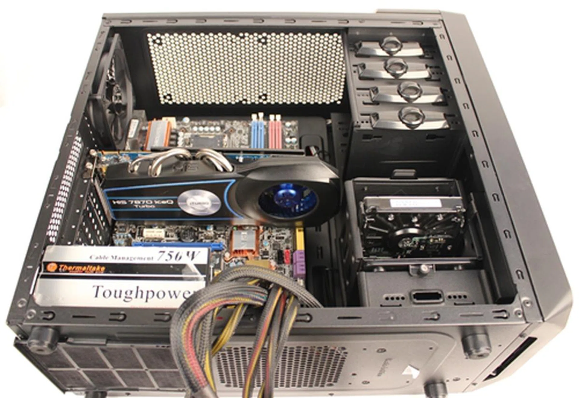 So here's how the setup would look like without the external facing 3.5-inch drive bay. What if we needed a dual graphics card setup? The removable HDD drive cage would have to go as well! In such a scenario, HDDs will then have to be installed at the bottom-most hard drive cage or use adapters to mount them within the 5.25-inch drive bays.