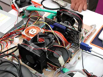 Viper's rig was simple, fans, fans and fans everywhere. From the picture, you can see that his strategy is to cool the CPU, chipset, memory and the power MOSFETs.