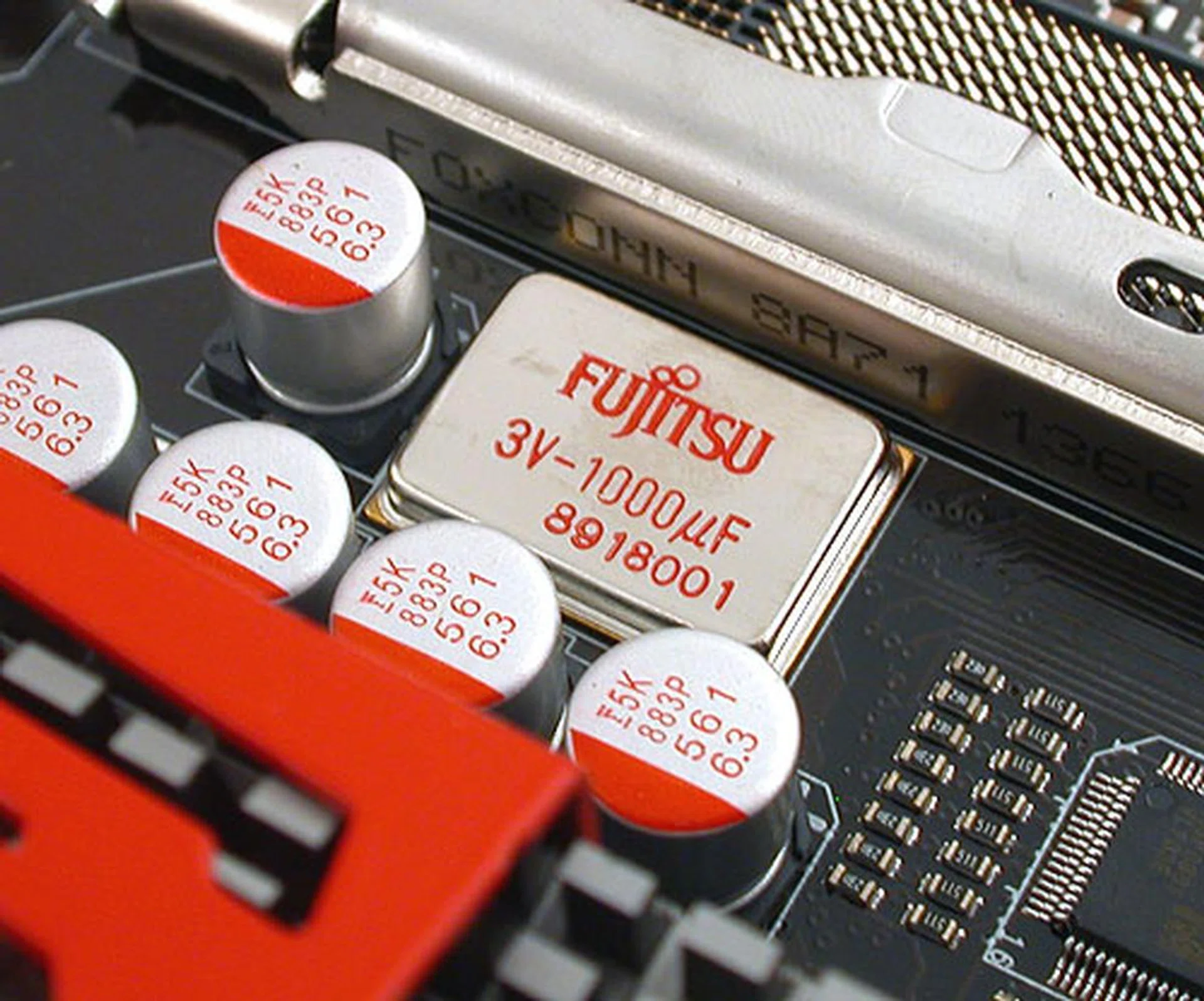 In fact, ASUS touts its use of multi-layer polymer capacitors (ML caps) from Fujitsu to improve stability during overclocking and overvoltage situations. 