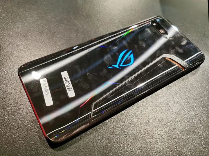 The glossy surface of the phone meant that smudges build up easily and can be a sight for sore eyes.