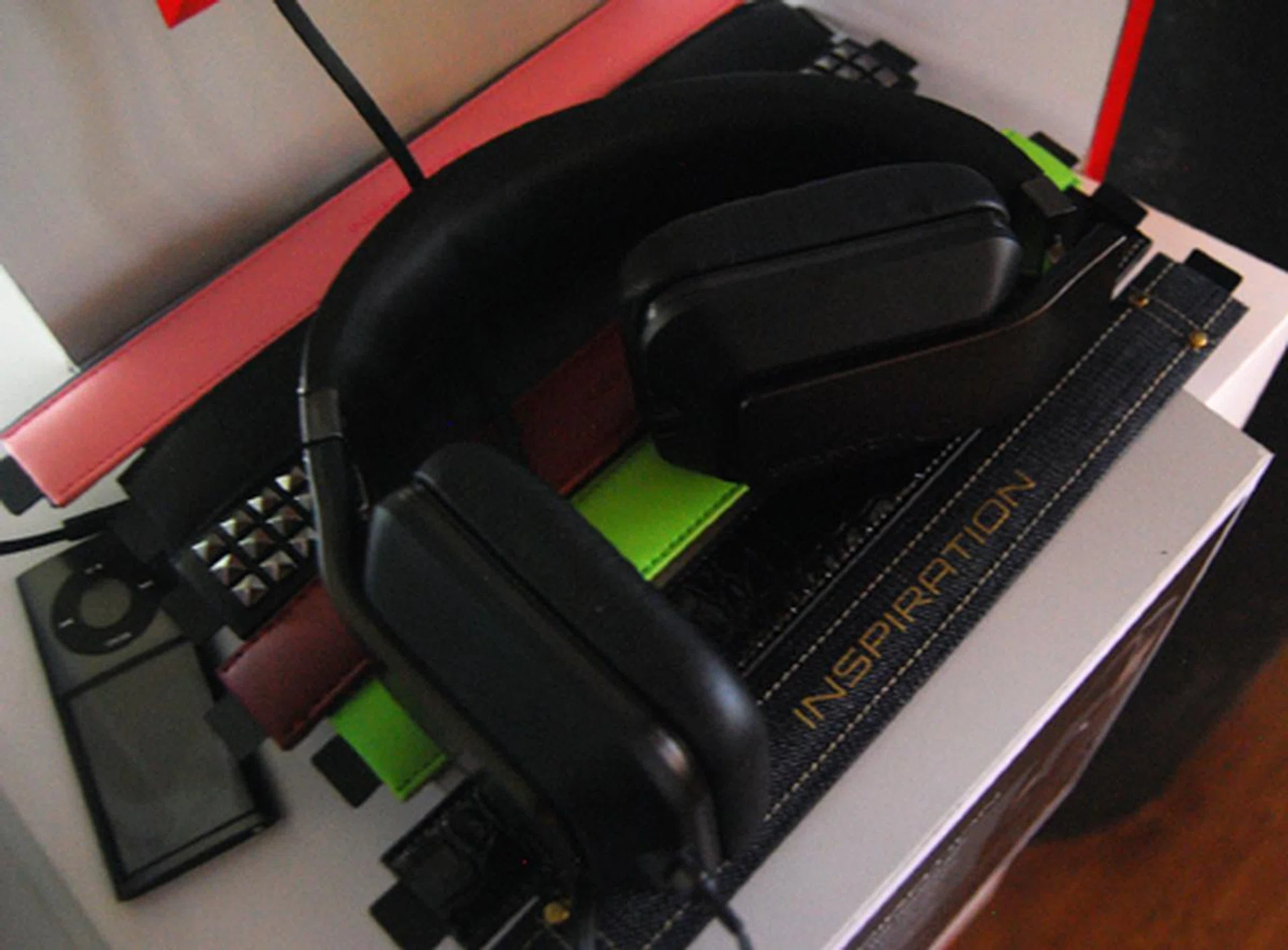 The headphones feature a foldable design.