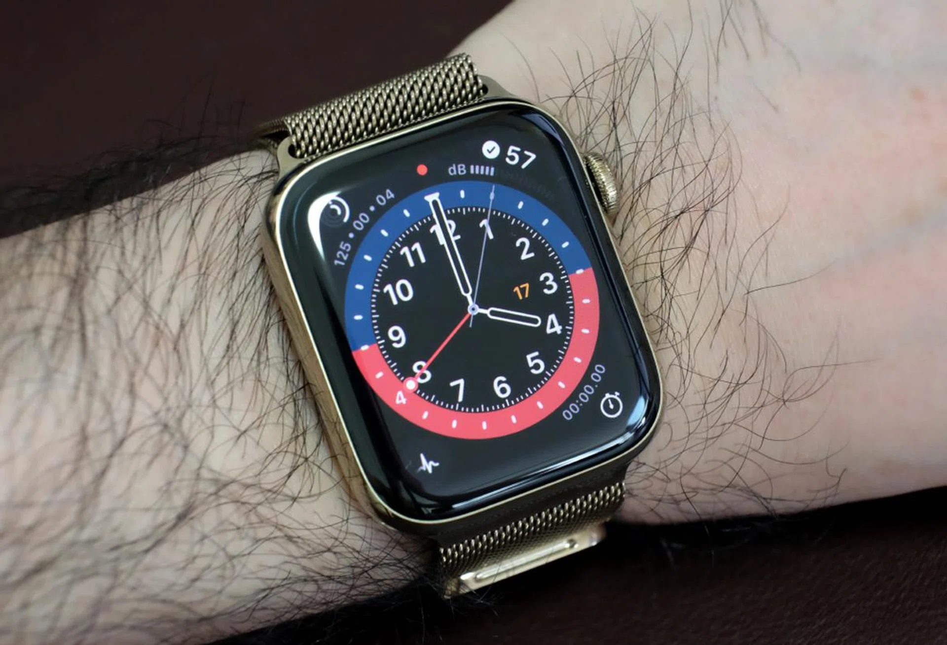 The Apple Watch could always display multiple timezones but you can now see it in an analogue way thanks to the new GMT face. 
