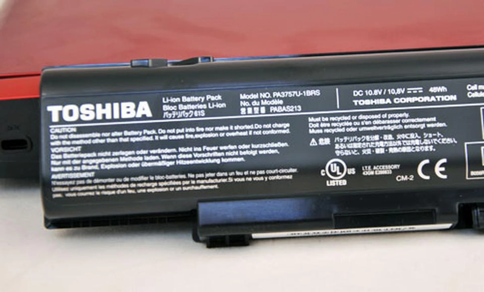 The Toshiba QOSMIO F60 is powered by this 10.8V, ~4444mAh battery.