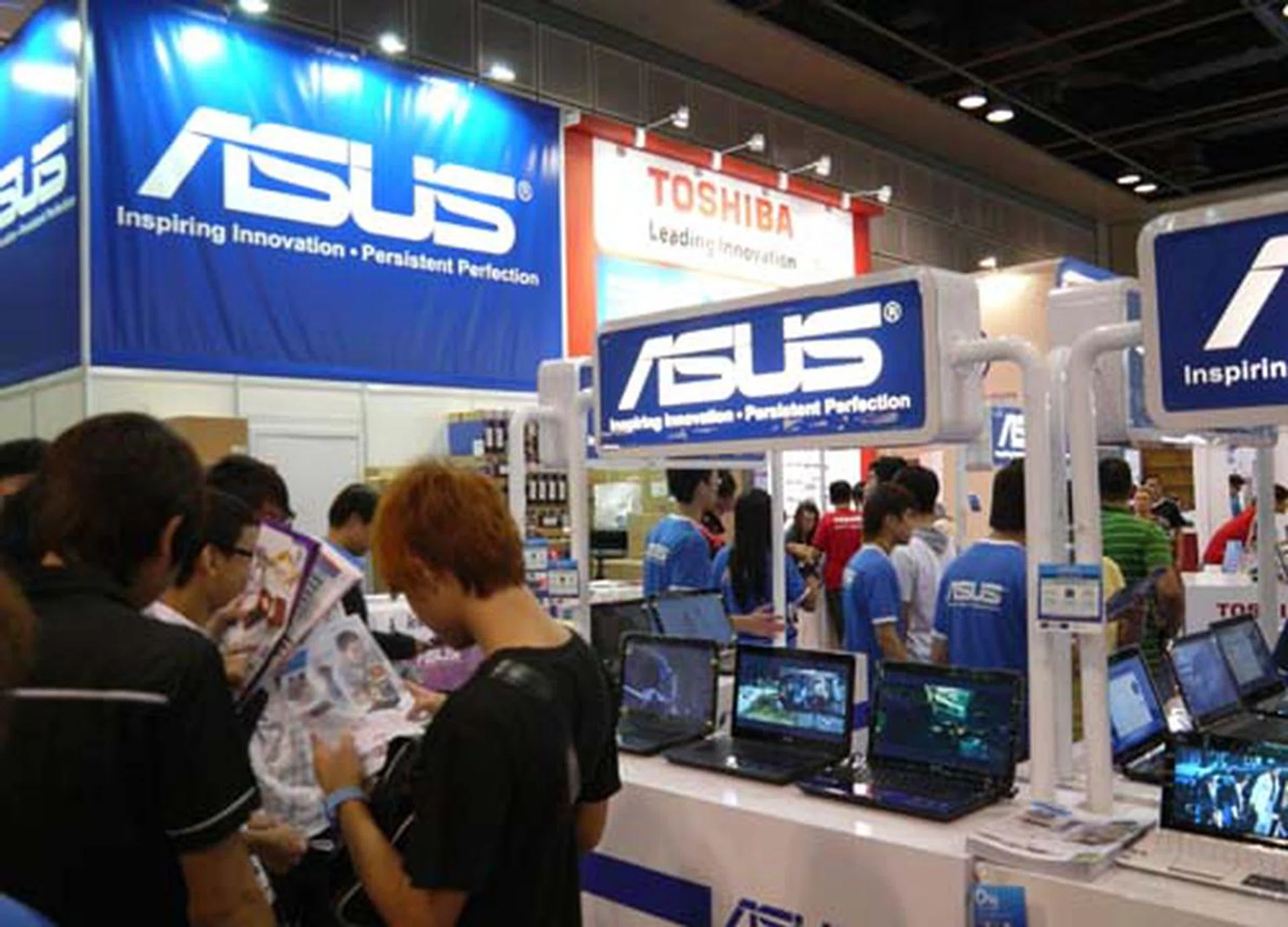 You'll find many ASUS booths scattered around IT Show 2011, but don't worry, the deals you find there will be the same!