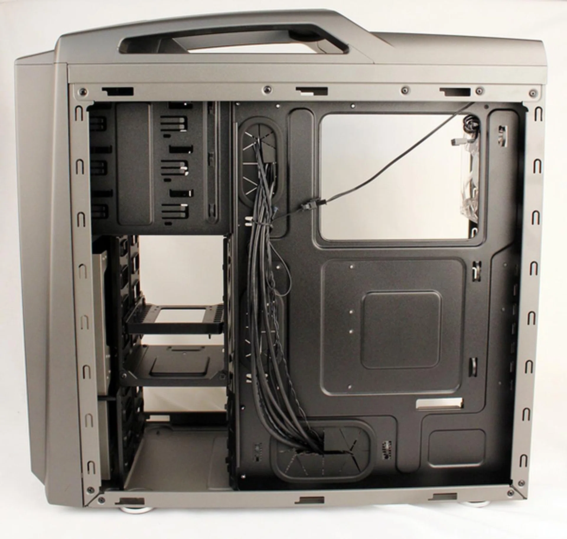 We can see the rectangular cut-out to easily handle custom CPU coolers from this side. The manual states that for any CPU cooler installed, its CPU 'fanstack' must not be taller than 162mm.