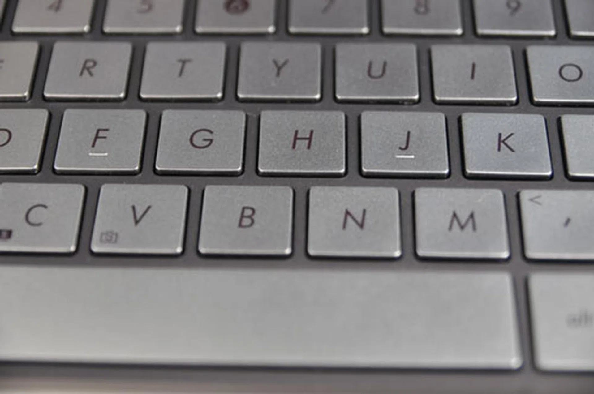 The chiclet keys found on the UX31 have a luxurious metallic feel to them. Unfortunately they don't have enough travel for our liking. Some however, may prefer their keyboards to make less noise while typing. 