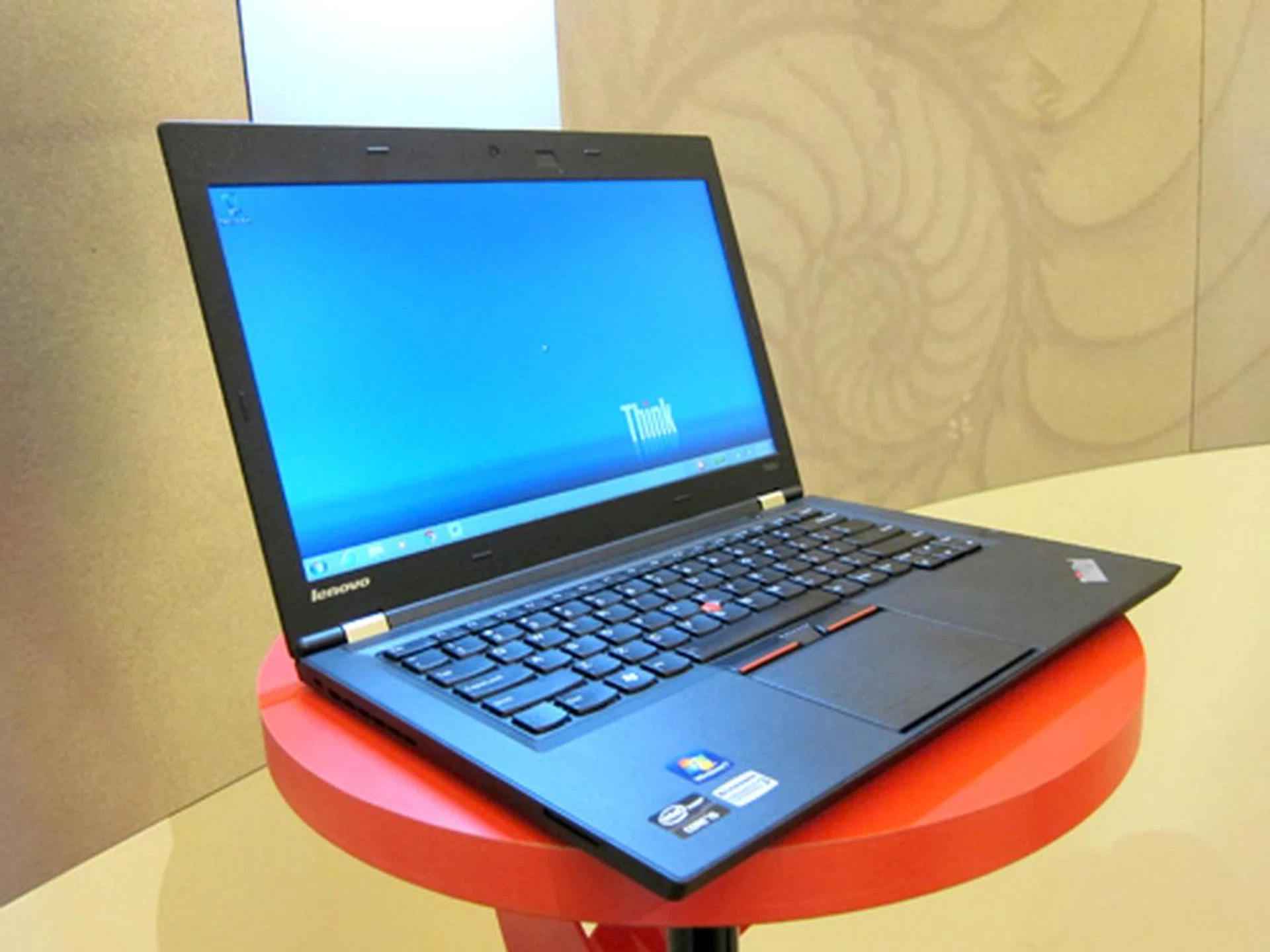 The X1 is probably the notebook that everyone in the company wants one. What you might actually get however, is the ever dependable Lenovo Thinkpad T-series with the new T430u. We say "might" because it's positioned just a tier below the X1, so it's not really as affordable as might expect it to be.