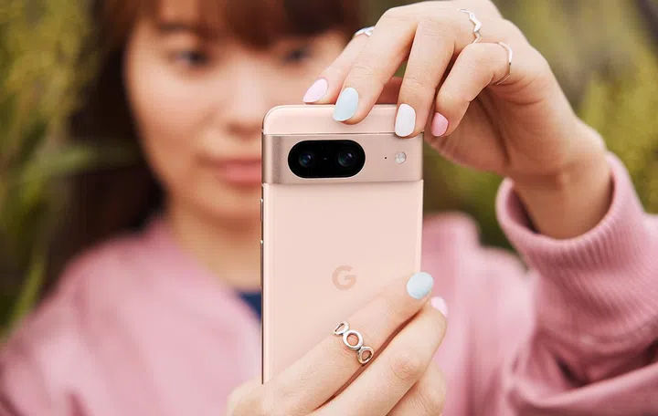 Google Pixel 8 in Rose.