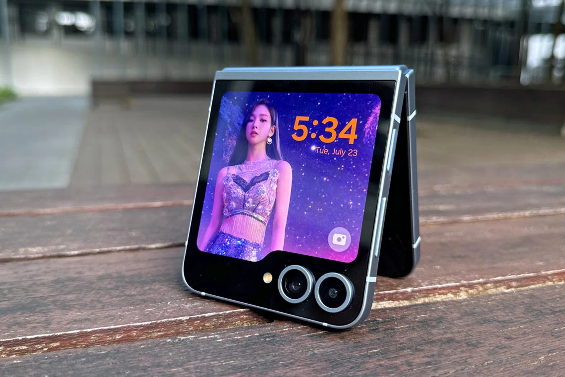 The rumoured Samsung Galaxy Z Flip7 FE is believed to look like the Galaxy Z Flip6. Pictured here is the Samsung Galaxy Z Flip6. Photo: HWZ