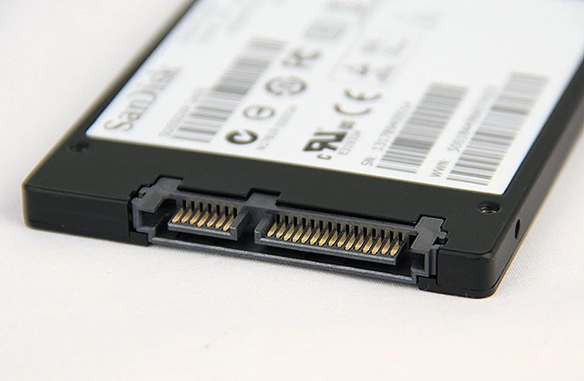 Obviously, as SanDisk's latest flagship, the Extreme II SSD uses the SATA 6Gbps interface. Also, it has a thickness of 7mm, which makes it ideal for upgrading most Ultrabooks.