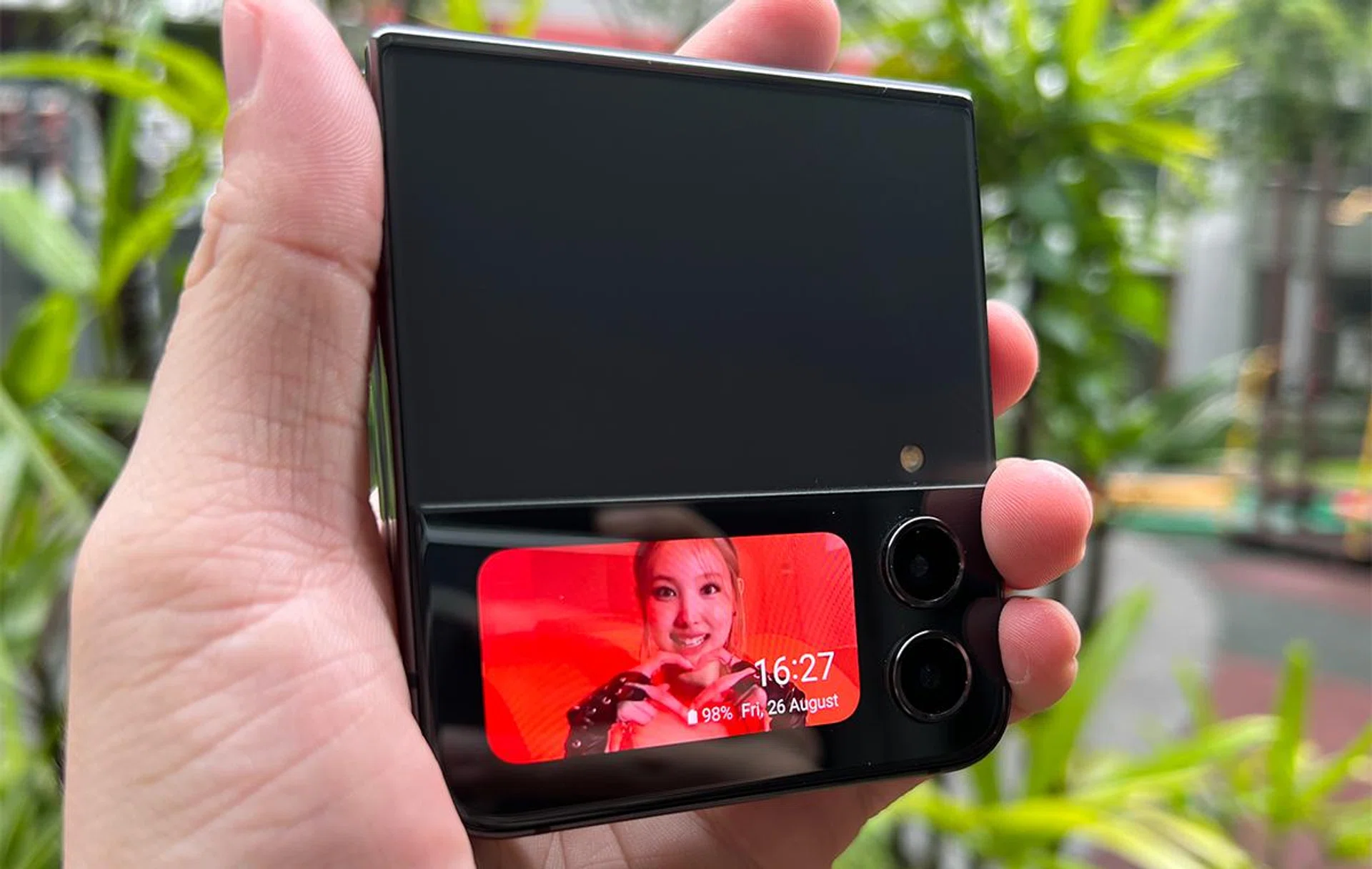 Cover Screen with a short TikTok video clip acting the animated wallpaper.