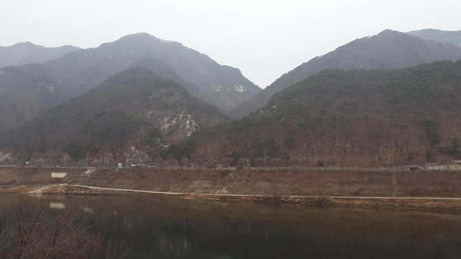 A landscape shot taken under cloudy weather with the Galaxy Alpha.