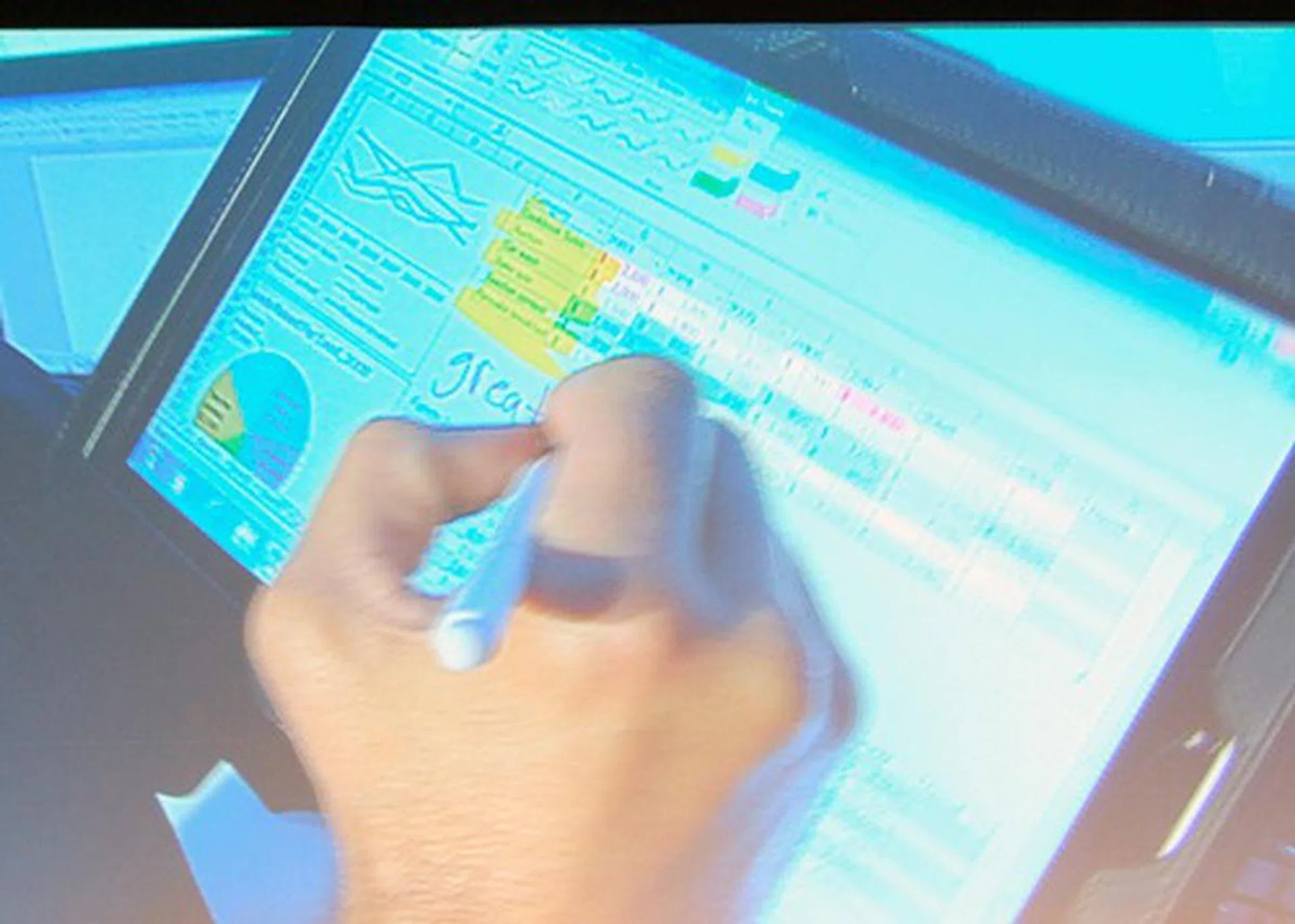 It also features palm recognition technology. This ensures the tablet doesn't register your palm pressing on the screen as a valid input.