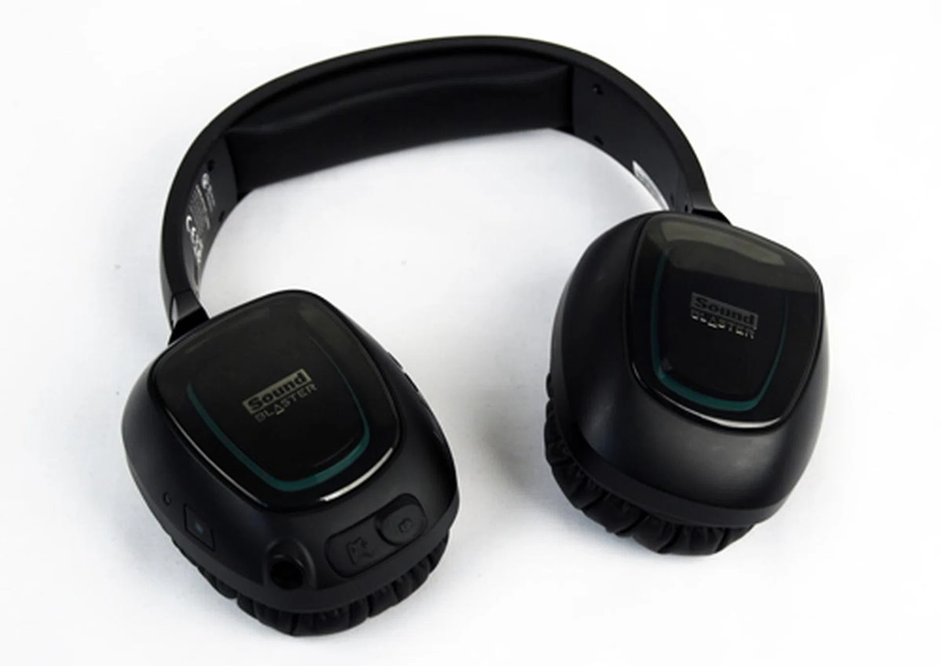 The headphones themselves have a simple boxy design, nothing really eye catching, but not wholly bad to look at either.